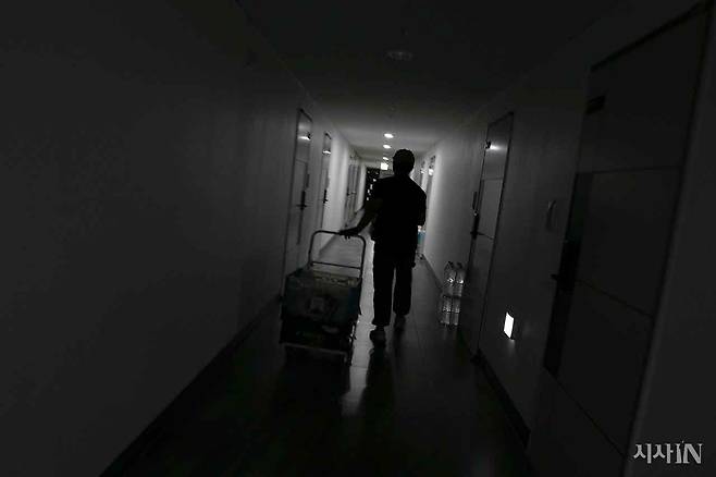 한국은 야간노동에 대한 규제가 거의 없다시피 한 나라다. ⓒ시사IN 이명익