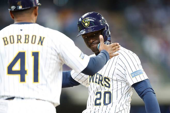 밀워키 다즈 카메론이 지난 5월 시카고 컵스전에서 적시타를 치고 1루에서 기뻐하고 있다. Getty Images코리아