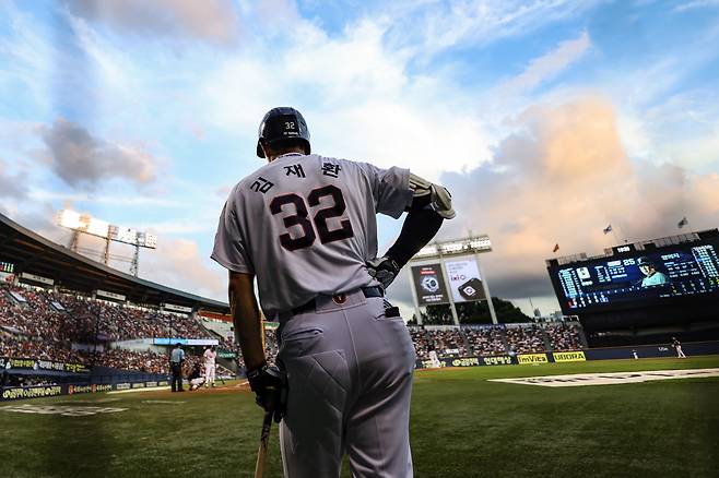‘잠실 홈런왕’ 김재환이 두산을 떠난다. 김재환은 4년 전 FA 계약 당시 구단에 요구해 포함한 옵션 조항을 이용해 FA보다 자유롭게 이적할 수 있는 방출 선수 신분이 돼 두산과 결별했다. 두산 베어스 제공