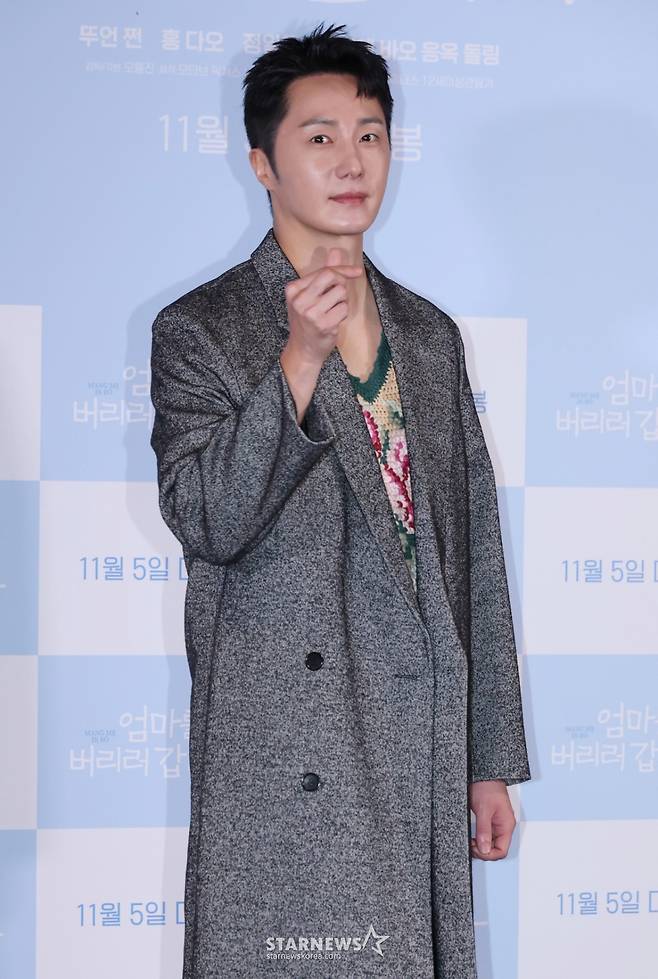 배우 정일우가 29일 오후 서울 CGV용산아이파크몰에서 진행된 영화 '엄마를 버리러 갑니다'(감독 모홍진) 언론배급시사회 및 기자간담회에 참석해 포즈를 취하고 있다.   알츠하이머에 걸린 엄마를 한국에 있는 형에게 데려다 주는 아들의 여행기를 담은 휴먼 드라마 '엄마를 버리러 갑니다'는 베트남에서 15일 연속 박스오피스 1위를 차지하며 200만 관객을 동원한 뒤, 11월 5일 국내 개봉한다. /2025.10.29 /사진=이동훈 photoguy@