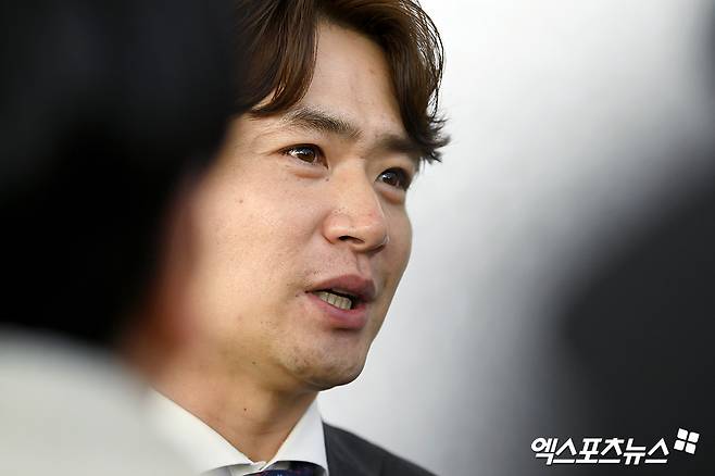 두산 베어스 원 클럽 맨으로 남는 듯했던 외야수 김재환이 보류선수명단 제외로 팀을 떠난다. 두산은 26일 구단 보류선수명단에서 김재환과 홍건희, 그리고 콜 어빈을 제외한다고 공식 발표했다. 김재환은 2025시즌 종료 뒤 두 번째 FA 자격을 취득했다. 하지만, 김재환은 FA 신청을 하지 않아 팀 잔류 의지를 강하게 보여준 듯싶었다. 두산 구단도 김재환과 비FA 다년계약 협상을 할 계획이라고 밝혔었다.&nbsp;하지만 4년 전 FA 계약 조건이 반전을 이끌어냈다. 당시 김재환 측은 향후 4년 계약 기간을 채워 다시 FA 자격을 취득한다는 조건 아래 FA 신청 없이 우선 협상 기간을 보내고, 결렬 시 보류선수명단 제외로 시장에 나오는 옵션을 요구했다. 엑스포츠뉴스DB