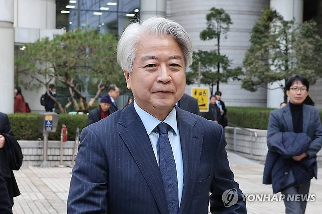 1심 무죄 받은 노웅래 (서울=연합뉴스) 임화영 기자 = 불법 정치자금 6천만원을 받은 혐의로 재판에 넘겨진 노웅래 전 더불어민주당 의원이 26일 서울중앙지법에서 열린 1심 선고에서 무죄를 선고받은 뒤 청사를 나서고 있다. 2025.11.26 hwayoung7@yna.co.kr