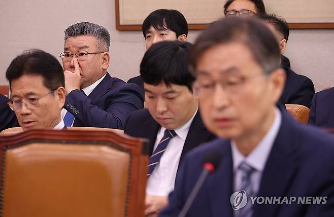 최재해 감사원장 답변 듣는 유병호 감사위원 (서울=연합뉴스) 박동주 기자 = 유병호 감사위원이 16일 서울 여의도 국회에서 열린 감사원 등에 대한 법제사법위원회 국정감사에서 최재해 감사원장의 답변을 듣고 있다. 2025.10.16 pdj6635@yna.co.kr