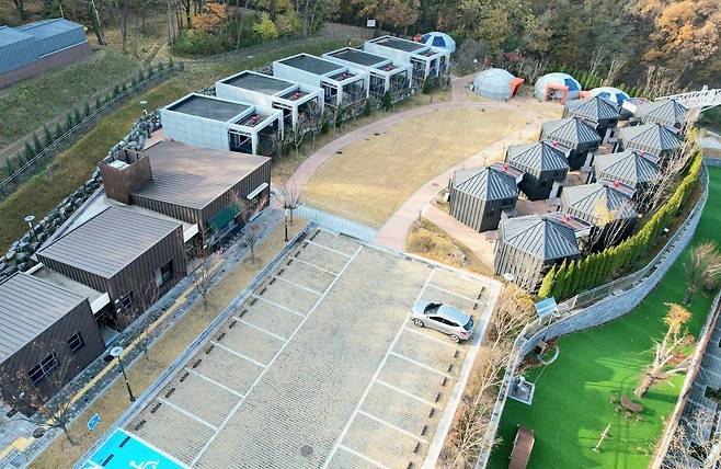 대구 앞산 숲속 책 쉼터  (대구=연합뉴스) 박세진 기자 = 26일 개장을 한시간여 앞둔 대구 남구 앞산 숲속 책 쉼터 전경. 2025.11.26 psjpsj@yna.co.kr