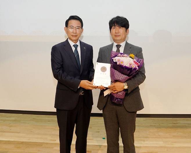 서산문화원, 2025년 지역문화학교 수료식 및 제32회 서산문화대상 시상식 모습(사진=서산문화원 제공)