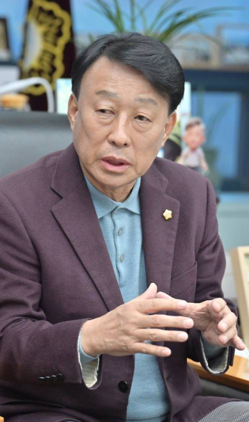 ◇제12대 강릉시의회 후반기를 이끄는 최익순 강릉시의장은 강릉의 새로운 도약을 위해 의회가 시민과 함께 뚜벅이처럼 나아가겠다는 각오를 밝혔다.