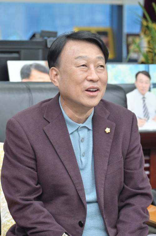 ◇제12대 강릉시의회 후반기를 이끄는 최익순 강릉시의장은 강릉의 새로운 도약을 위해 의회가 시민과 함께 뚜벅이처럼 나아가겠다는 각오를 밝혔다.