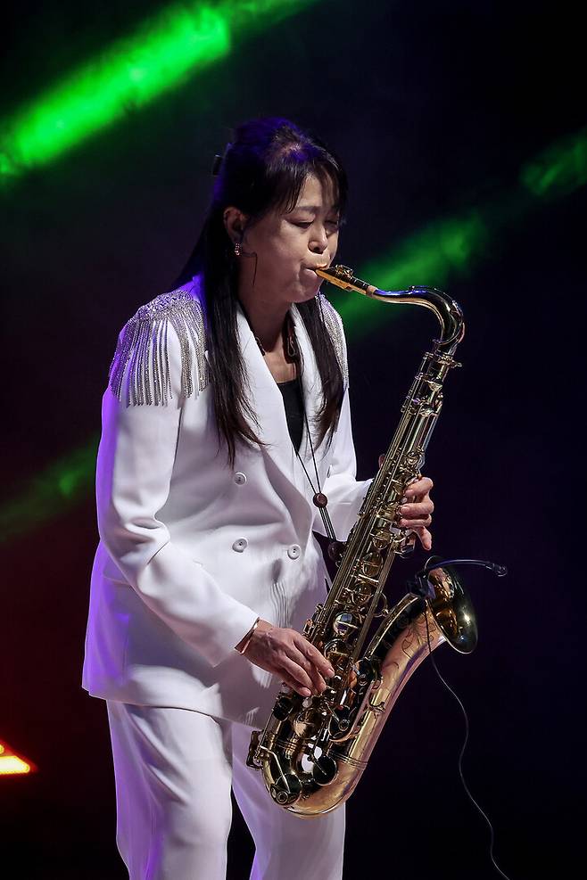 첫 번째 본선 무대에 오른 김효선 씨가 나훈아의 테스형을 연주하고 있다. 이수화 기자