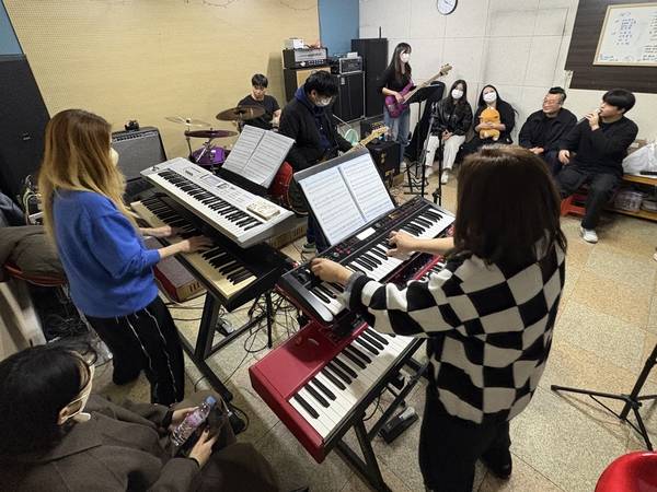 주니밴드가 26일 합주실에서 '4회 주니네트웍스 밴드 페스트' 공연을 위해 합주하고 있다. /주성희 기자