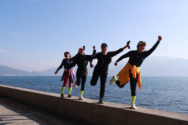 해안도로 변에서 친구들과 기념촬영 한 컷. /김상욱