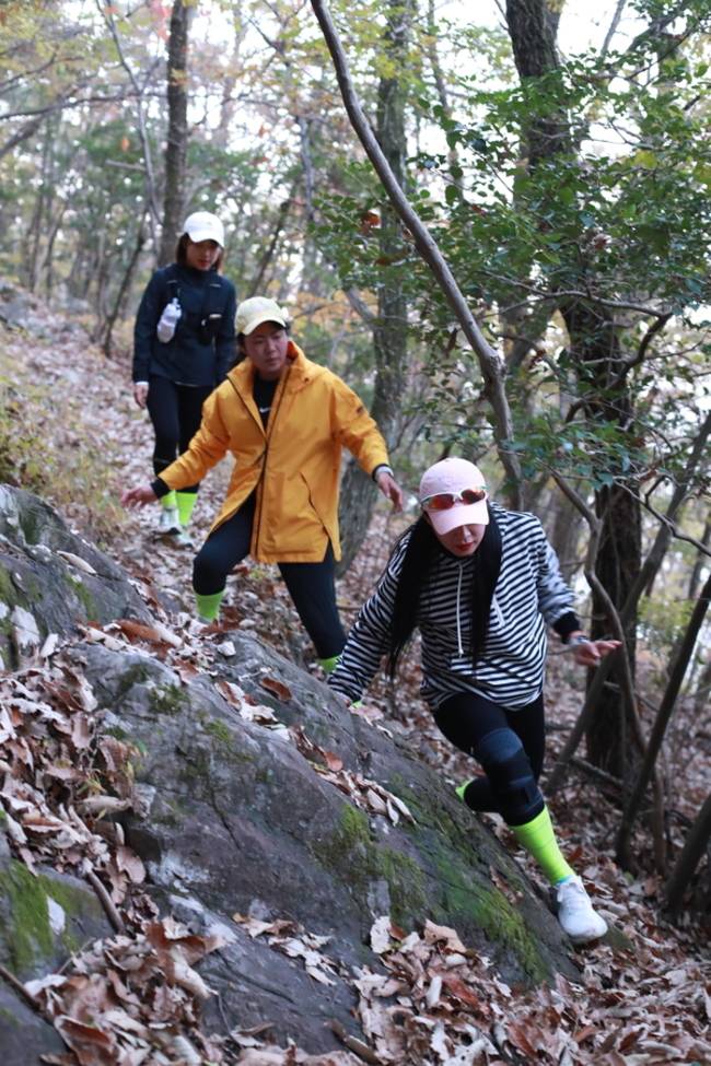 본격적인 등산 코스에서 고군분투 중인 나(가운데). /김상욱