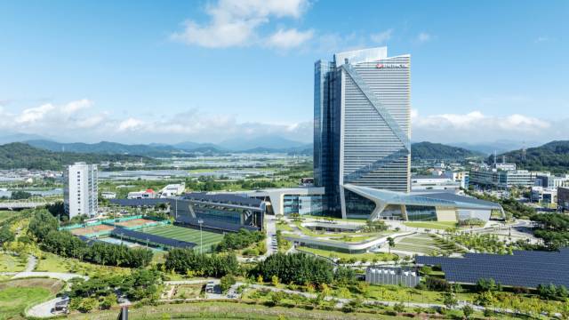 한국전력기술 김천 본사 사옥은 경북 김천혁신도시의 랜드마크가 됐다. 한국전력기술 제공