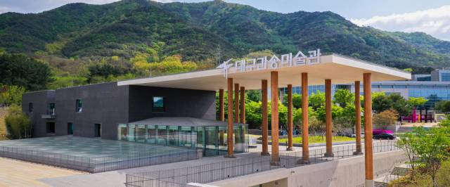11개 기둥과 지붕 처마아래 비워진 공간에서의 시선은 멀리 팔공산까지 확장한다.