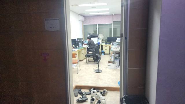 봉화군청 예산팀 직원이 좁은 사무실에서 빼곡한 책상과 모니터 사이로 예산 작업을 하는 모습이다. 손병현 기자