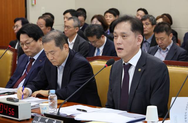 지난해 열린 국회 과학기술정보방송통신위원회의 국정감사에 출석한 김태규 방송통신위원회 위원장 직무대행(오른쪽)이 의원 질의에 답변하고 있다. 연합뉴스