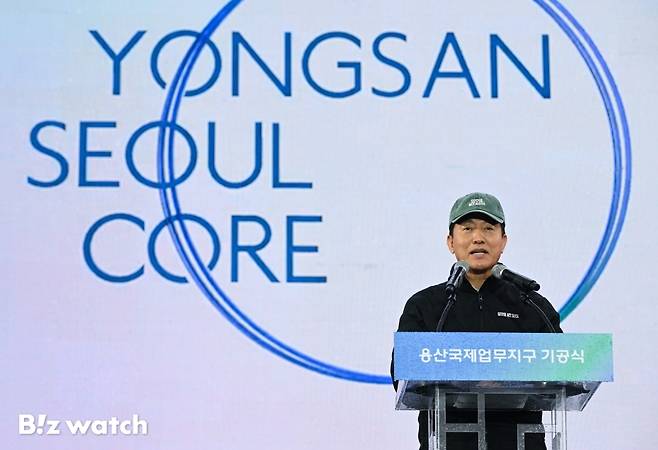 오세훈 서울시장이 27일 오후 서울 용산구 한강로21 용산국제업무지구 현장에서 개최된 '용산국제업무지구 기공식'에 참석해 기념사를 하고 있다./사진=이명근 기자 qwe123@