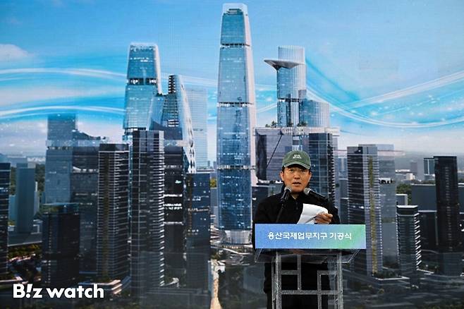 오세훈 서울시장이 27일 오후 서울 용산구 한강로21 용산국제업무지구 현장에서 개최된 '용산국제업무지구 기공식'에 참석해 기념사를 하고 있다./사진=이명근 기자 qwe123@