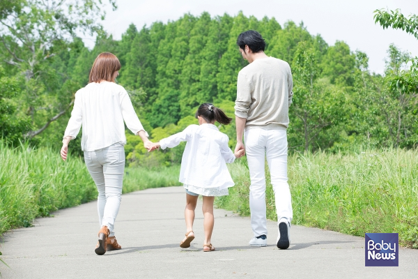 만일 아이가 특별한 이유 없이 오래 걷기를 힘들어하거나 아침에 관절이 뻣뻣하다고 호소하면&nbsp;'소아 류마티스 관절염(Juvenile Rheumatoid Arthritis)'을 의심해 봐야 한다. ⓒ베이비뉴스
