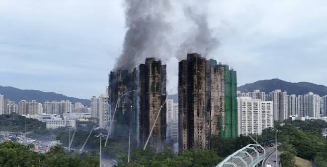 26일 홍콩 왕 푹 코트(Wang Fuk Court) 주거 단지에서 발생한 화재로 최소 55명이 사망하고 279명이 실종됐다. (사진=뉴스1)