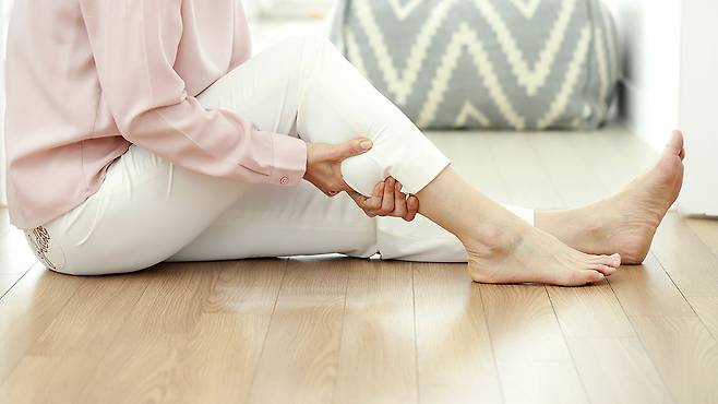 다리 저림 증상은 척추관협착증 신호일 수 있다｜출처: 클립아트코리아