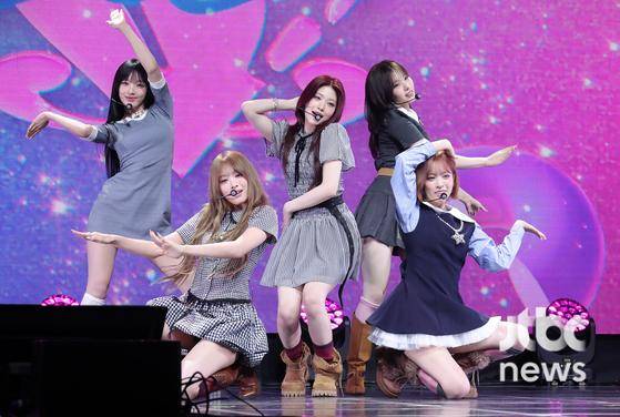 더블 타이틀곡 '블룸' 무대