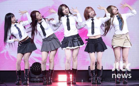 더블 타이틀곡 '하트 드롭' 무대