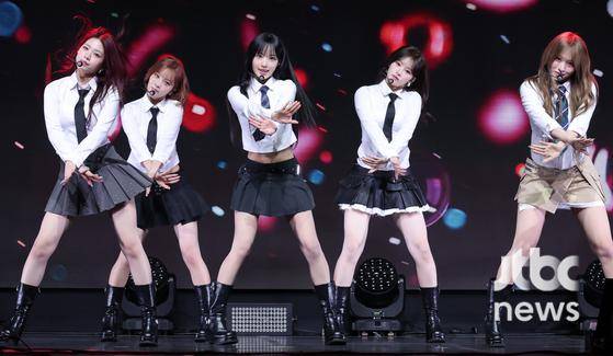 더블 타이틀곡 '하트 드롭' 무대