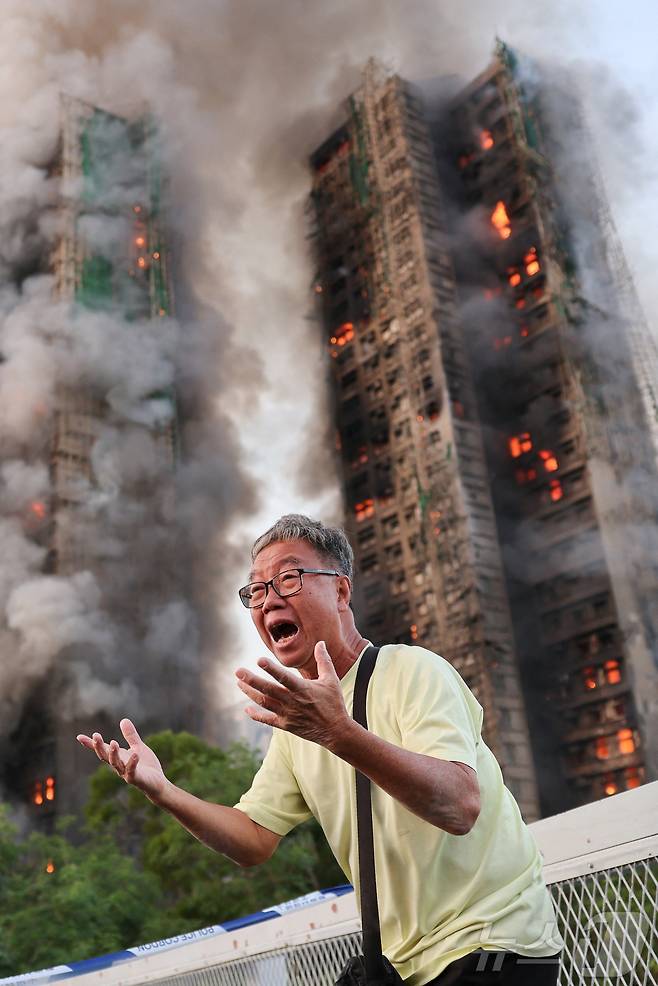 화재 현장에서 한 피해자가 절규하고 있다. ⓒ 로이터=뉴스1 ⓒ News1 박형기 기자