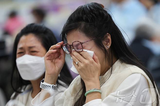 화재 현장에서 피해자들이 오열하고 있다. ⓒ 로이터=뉴스1 ⓒ News1 박형기 기자