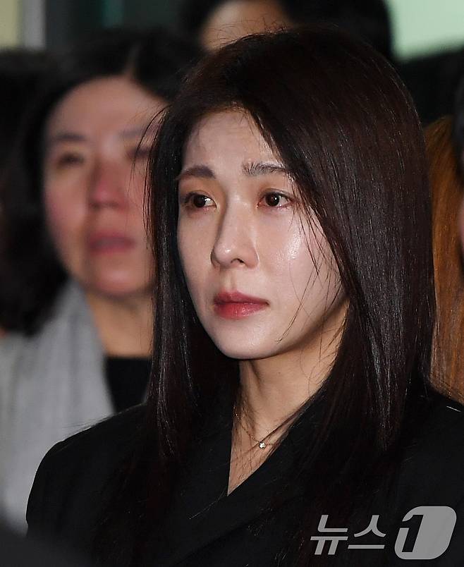 국민배우 이순재가 91세를 일기로 별세한 가운데, 27일 오전 서울 송파구 아산병원에서 열린 발인식에서 동료 연예인들이 고인의 마지막길을 배웅하고 있다. 이순재는 지난해 연극 '고도를 기다리며를 기다리며'를 마지막으로 활동을 중단하고 건강 악화로 재활 치료를 받던 중 사망 소식을 전해 안타까움을 자아내고 있다. (공동취재) ⓒ News1 김명섭 기자