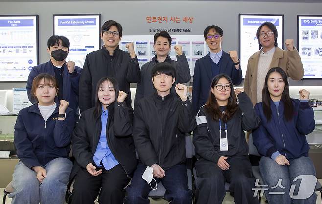 연구진 모습. 왼쪽 위 부터 시계방향으로 임익성 학생연구원, 황영주 박사후연구원, 이은직 책임연구원, 박구곤 책임연구원, 권용민 선임연구원, 최지예 학생연구원, 정서연 학생연구원, 이도훈 학생연구원, 최아현 학생연구원, 한정민 학생연구원. (한국에너지기술연구원 제공. 재판매 및 DB금지) 2025.11.27/뉴스1