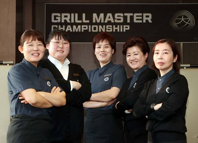 ‘그릴 마스터십’에서 TOP 5로 선정된 직원들이 결선 현장에서 기념 촬영을 하고 있다.(창고43 제공)