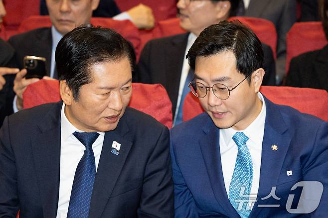 지난 25일 서울 여의도 국회 의원회관에서 열린 더불어민주당 서울시당 '천만의 꿈 경청단' 출범식에서 대화하고 있는 정청래 대표와 장경태 서울시장 위원장. 2025.11.25/뉴스1 ⓒ News1 유승관 기자