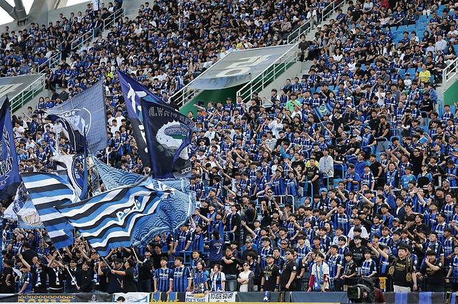 지난해 강등과 함께 고개 숙였던 인천이 1년 만에 다시 비상에 성공했다. 모두가 합심해 뛴 결과다. (한국프로축구연맹 제공)