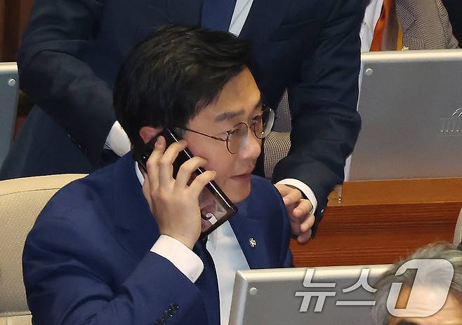 장경태 더불어민주당 의원이 27일 서울 여의도 국회에서 열린 제429회 국회(정기회) 제13차 본회의에 참석해 통화를 하고 있다. 경찰은 지난 25일 장 의원에 대한 준강제추행 혐의 고소장을 접수했다. 2025.11.27/뉴스1 ⓒ News1 장수영 기자