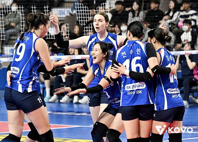 기뻐하는 기업은행 선수들. 제공 | 한국배구연맹