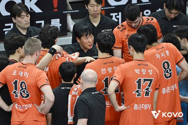 신영철(가운데) 감독이 작전타임 때 선수들에게 지시하고 있다. 사진 | 한국배구연맹