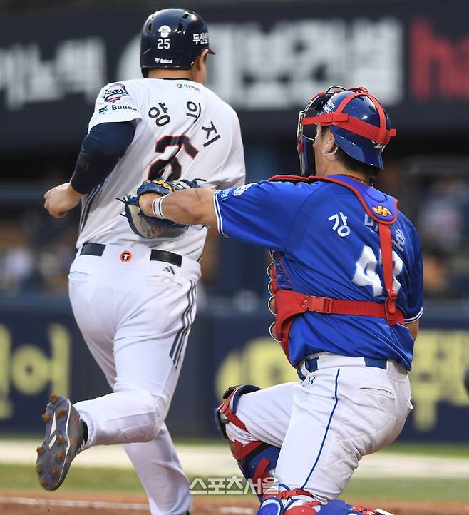 두산 양의지가 28일 서울 잠실구장에서 열린 2025 KBO리그 삼성과 경기 1회말 1사 1-2루 박준순의 안타에 2루에서 홈까지 달리다 삼성 포수 강민호에 태그아웃되고 있다. 잠실 | 박진업 기자 upandup@sportsseoul.com