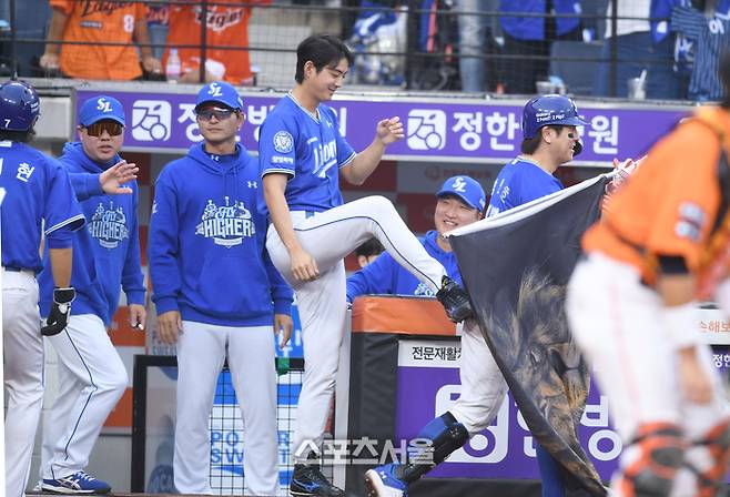 삼성 구자욱이 19일 대전 한화생명 볼파크에서 열린 2025 KBO 포스트시즌 플레이오프 2차전 한화와 경기 9회초 2사1루 좌월홈런을 날린 강민호를 축하해 주고 있다. 대전 | 최승섭 기자 thunder@sportsseoul.com