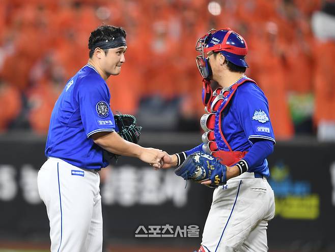 삼성 최원태가 24일 대전 한화생명 볼파크에서 열린 2025 KBO 포스트시즌 플레이오프 5차전 한화와 경기 4회 교체되며 강민호와 악수를 하고 있다.대전 | 최승섭 기자 thunder@sportsseoul.com
