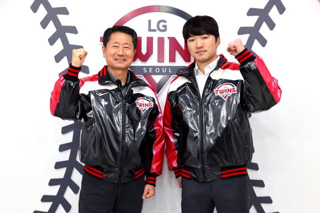LG 김인석 사장과 박해민이 재계약을 마친 후 포즈를 취하고 있다. 사진 | LG 트윈스