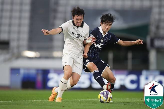 성남FC 신재원(왼쪽)과 서울이랜드 이주혁이 지난 7월 목동운동장에서 열린 하나은행 K리그2 2025 21라운드 경기에서 경합하고 있다. /사진=한국프로축구연맹