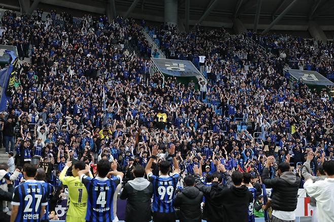 인천축구전용경기장/ K리그2/ 인천유나이티드 vs 경남FC/ 관중/ 인천팬/ 인천 서포터즈 파랑검정/ 우승 확정 세레머니/ 사진 정재훈