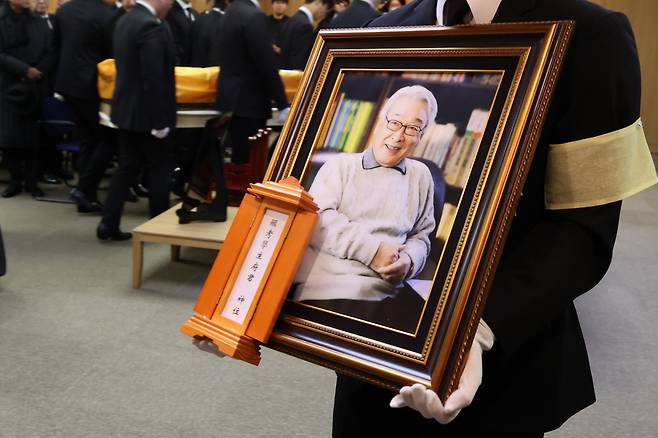 배우 이순재 영결식 엄수

    (서울=연합뉴스) 류효림 기자 =27일 서울 송파구 서울아산병원 장례식장에서 배우 이순재 영결식이 엄수되고 있다. 2025.11.27

    ryousanta@yna.co.kr

(끝)





<저작권자(c) 연합뉴스, 무단 전재-재배포, AI 학습 및 활용 금지>