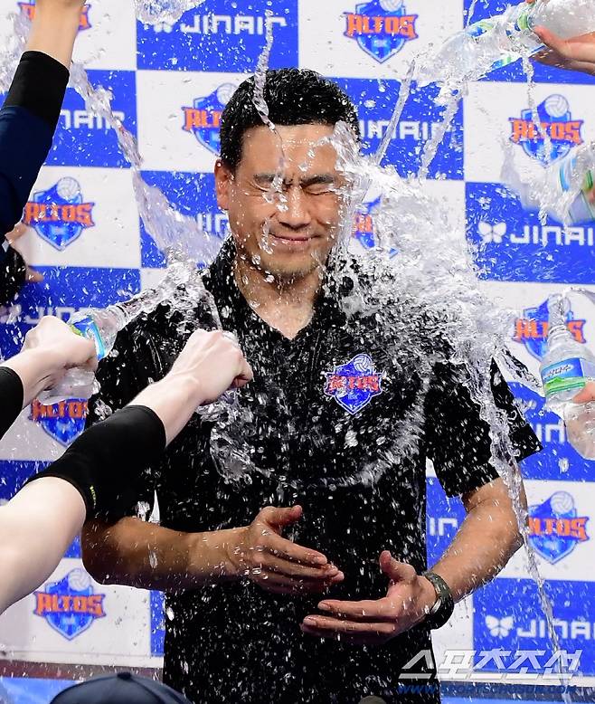 26일 화성종합스포츠타운 체육관에서 열린 V리그 IBK기업은행-흥국생명전. 기업은행 여오현 감독대행이 데뷔전에서 3대0 승리를 거뒀다. 여 대행이 선수들의 물세례를 받고 있다. 사진=정재근 기자 cjg@sportschosun.com