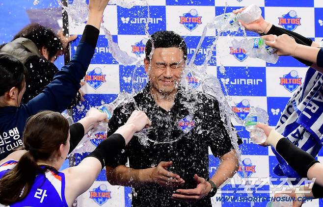여 대행의 데뷔전 승리를 축하하는 선수들. 여 대행은 "선수 때도 못 받아본 물 세례"라며 고마워했다.