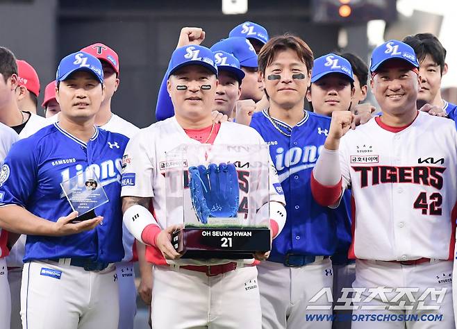 10일 광주 기아챔피언스필드에서 열린 KIA와 삼성의 경기. 삼성 오승환 은퇴투어 행사가 열렸다. 삼성 모자를 쓰고 오승환 곁에서 함께 기념 촬영을 하고 있는 최형우. 광주=송정헌 기자songs@sportschosun.com/2025.09.10/