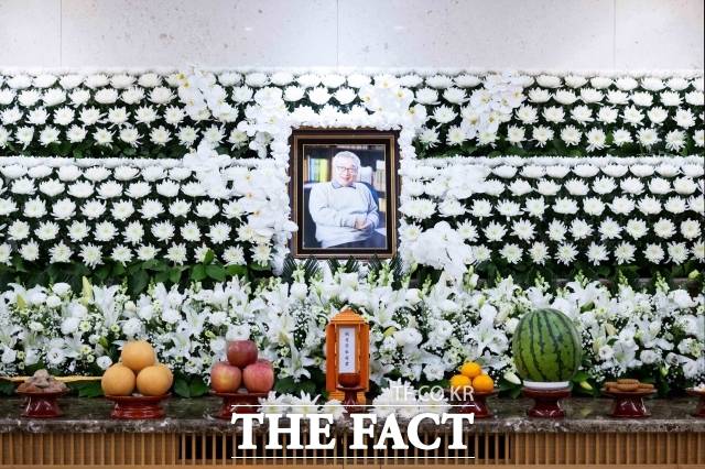 향년 91세를 일기로 별세한 원로 배우 이순재의 빈소는 지난 25일 서울 송파구 풍납동 서울아산병원 장례식장에 마련됐다. 영결식에서는 배우 정보석이 사회를, 김영철·하지원이 추모사를 낭독했다. /사진공동취재단