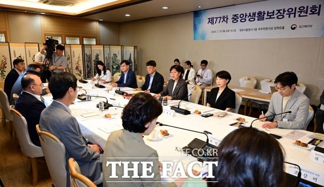 27일 보건복지부가 80여개 복지제도 대상자 선정과 수급액 기준선인 기준중위소득을 정하는 방식을 새로 바꾼다. 정부의 임의 조정으로 실제 중위소득보다 낮게 산정돼 현실을 반영하지 못한 문제가 해소될지 관건이다. 사진은 지난 7월 31일 정은경 보건복지부 장관이 서울 종로구 정부서울청사에서 열린 제77차 중앙생활보장위원회 회의에 참석해 모두발언을 하는 모습. /임영무 기자