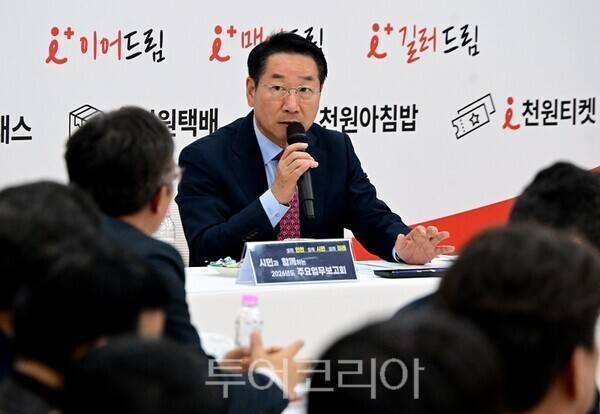 유정복 인천광역시장이 27일 중구 상상플랫폼에서 열린 '시민과 함께하는 2026년 주요업무보고회(균형발전)'에서 시민들의 질문에 답하고 있다.